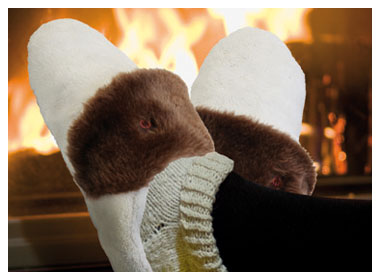 Thermo Slippers vor dem Kamin beim Entspannen
